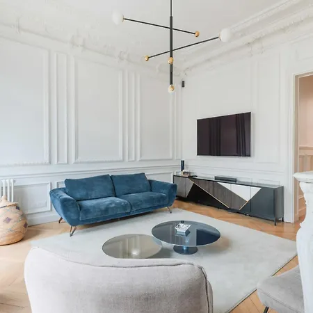 Spacious With Air Conditioning Near Arc Triomphe *
